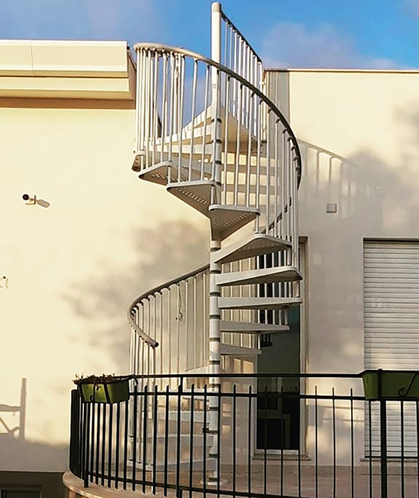 acces exterieur escalier toit terrasse blanc
