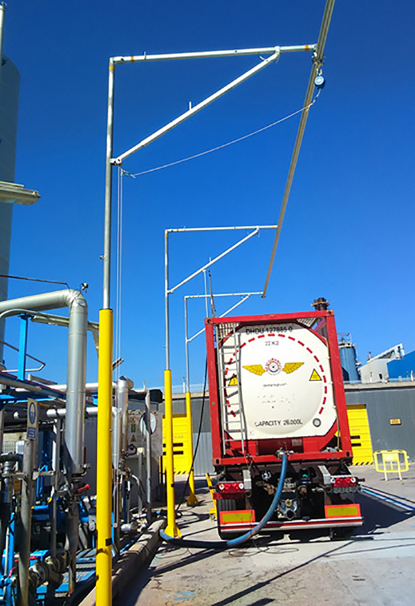 Mano In Guanti Bianchi Del Conducente Della Rotaia Giapponese Di Macchinista Che Controlla Il Joystick Nella Cabina Locomotiva Image162718372 - Foto 6