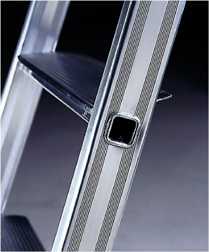 Stehleiter aus Alu mit 8,5cm tiefe Stufen